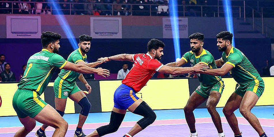 Ahmedabad Captaincy Knot: Defence in Surjeet Singh's Hands, Raid Rhythm on Naveen Kumar's Shoulders Ahmedabad Captaincy Knot: Defence in Surjeet Singh's Hands, Raid Rhythm on Naveen Kumar's Shoulders